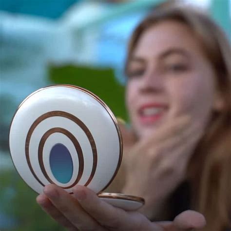 The UV Magic Mirror: Your Personal Sunscreen Assistant